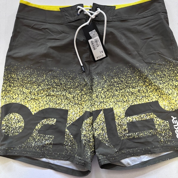 New mens Oakley board shorts various sizes - Picture 1 of 4